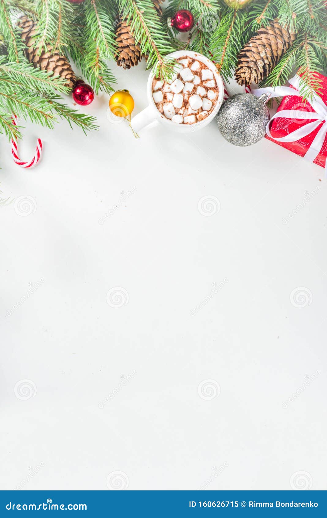 La Decoración De Navidad Sobre Fondo De Madera Para Las Felicitaciones  Fotos Retratos Imágenes Y Fotografía De Archivo Libres De Derecho Image  46176914
