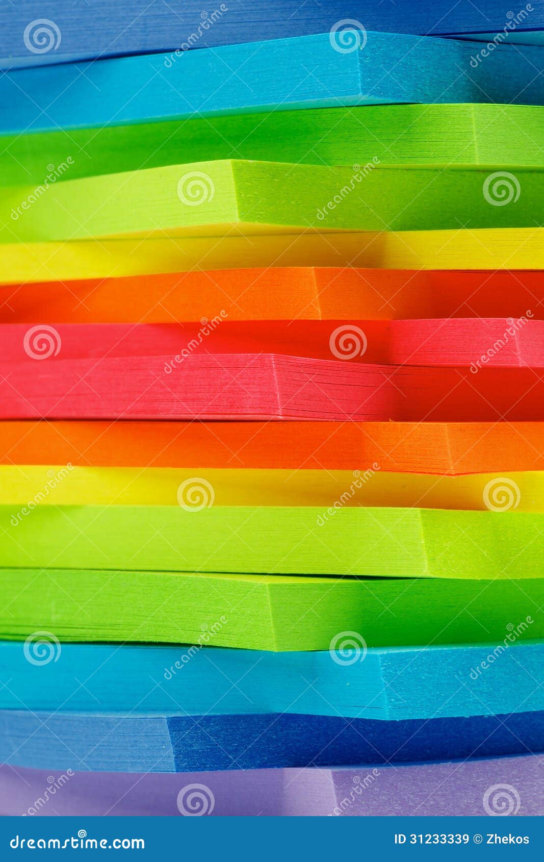 Fondo de las notas de post-it. La pila de arco iris coloreó el primer de las etiquetas engomadas de las notas de post-it como fondo