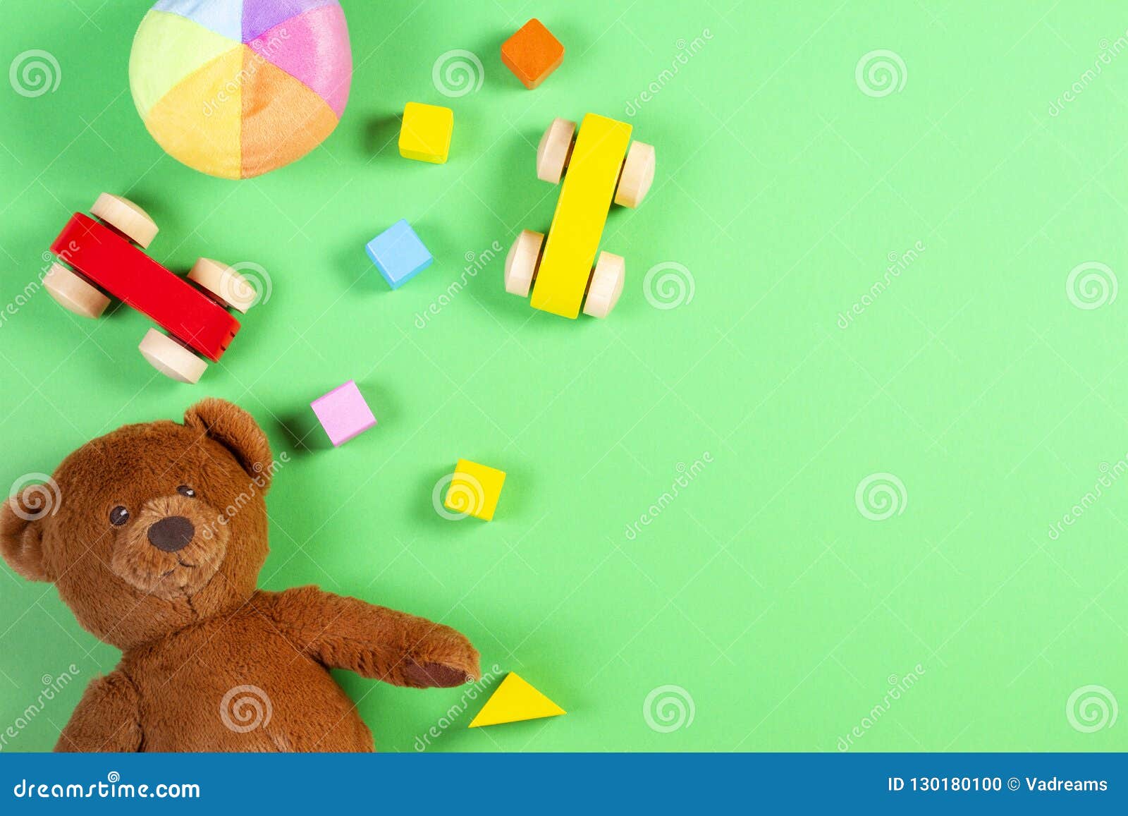 Fondo De Los Juguetes De Los Niños Del Bebé Con El Oso De Peluche, Los Coches De Madera, Los Bloques Coloridos Y Los Ladrillos En Foto de archivo - Imagen de bebé,