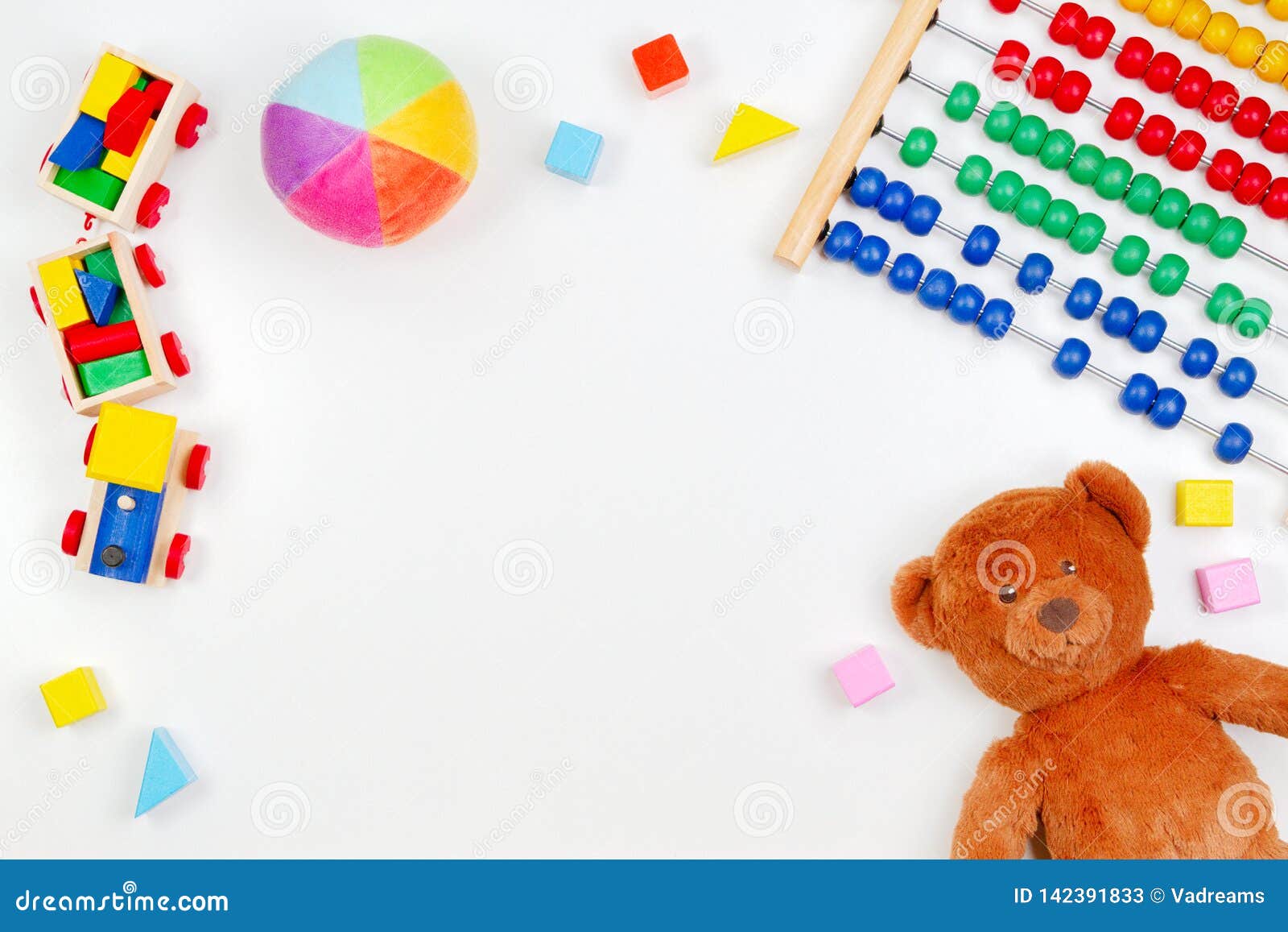 Fondo De Los Juguetes De Los Niños Del Bebé Con El Oso De Peluche, El Tren De Madera, El ábaco Del Juguete Y Los Bloques Colorido Imagen de archivo - Imagen de
