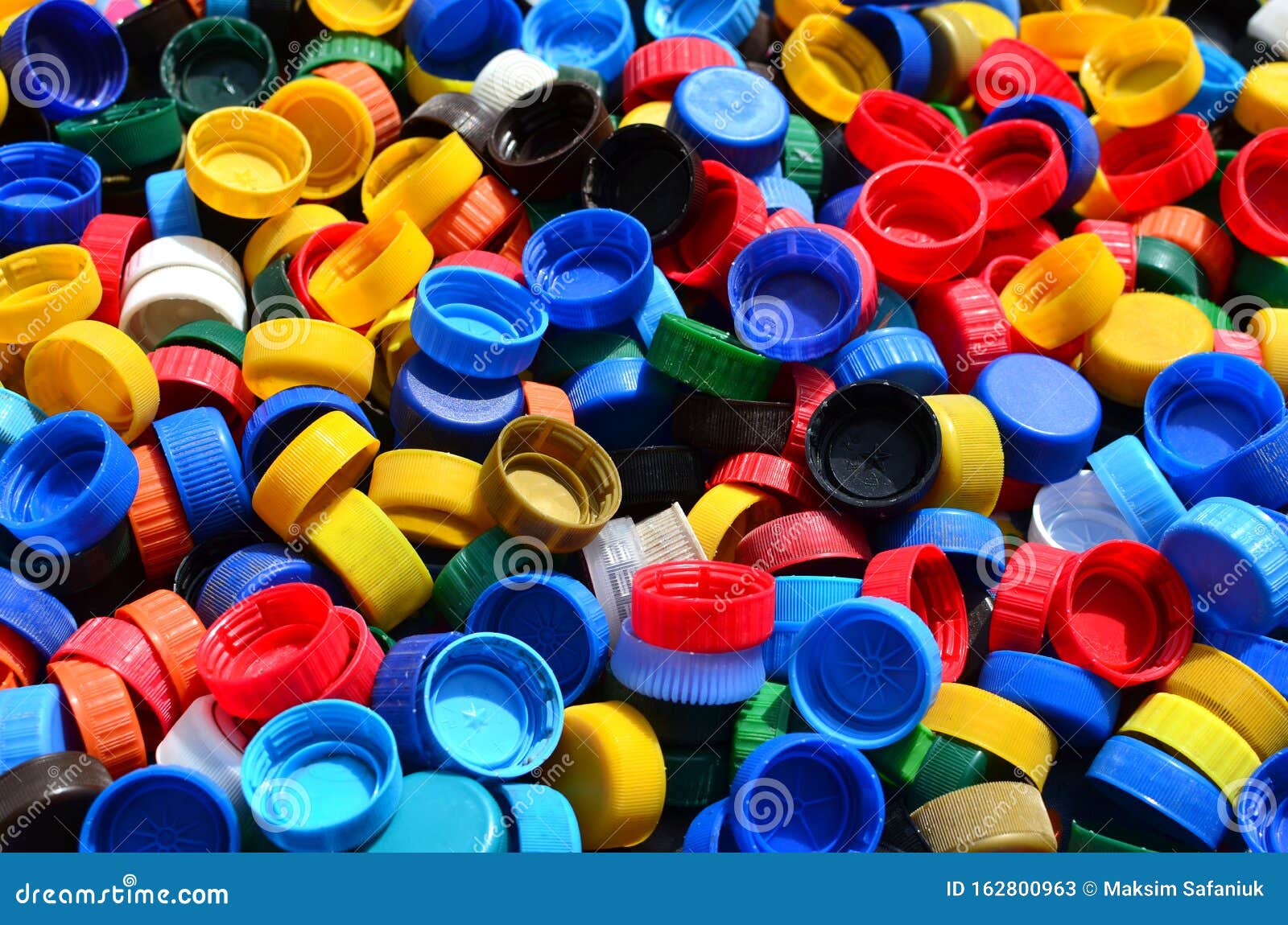 Fondo De Los Tapones Del Frasco De Plástico El Material De Tapón Es  Reciclable Retire Las Tapas De Las Botellas De Plástico Antes Imagen de  archivo - Imagen de posvida, botella: 169658993