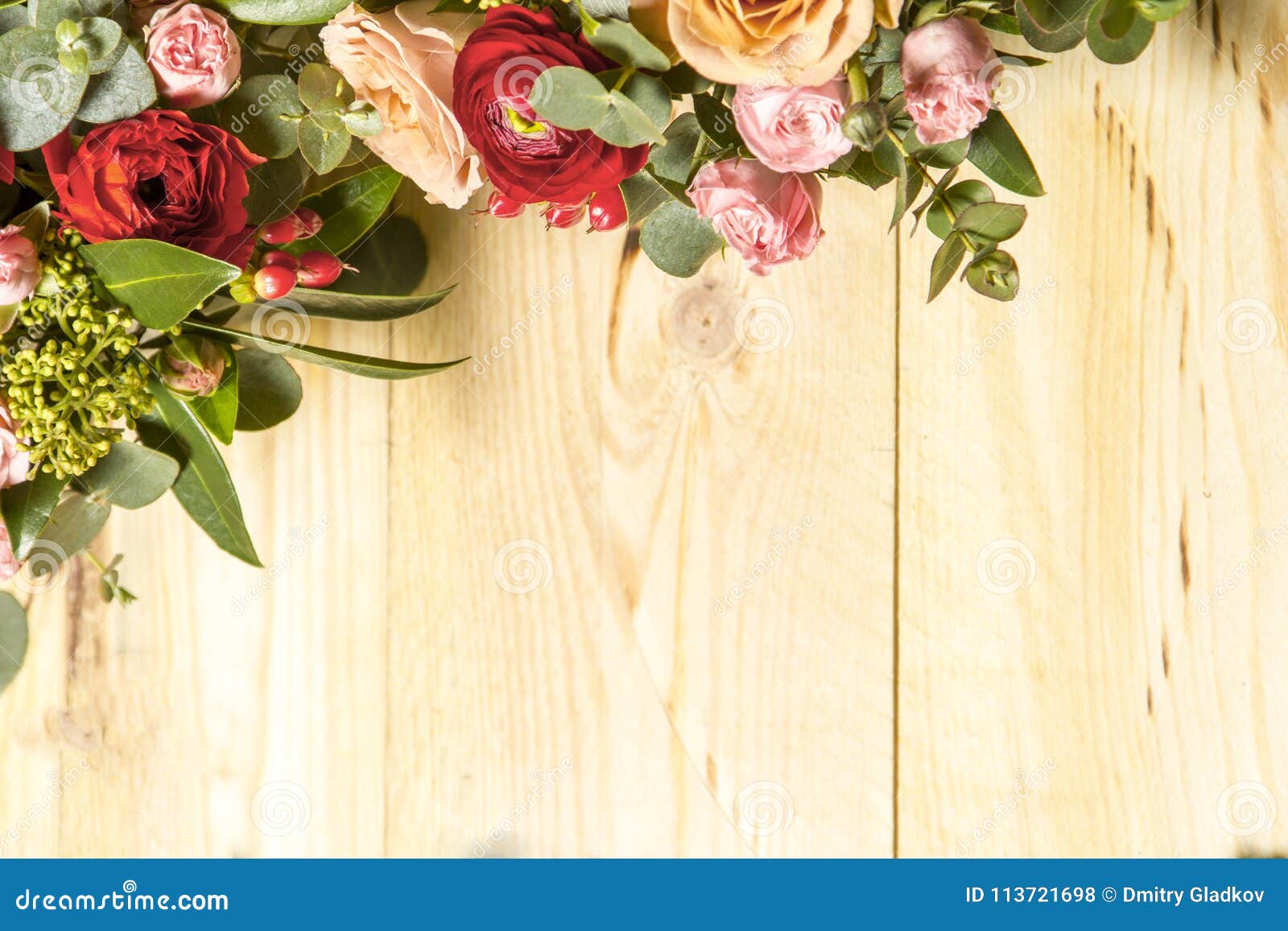 Fondo De Madera Con Las Flores Y Las Tijeras De Podar Foto de archivo - Imagen de manojo, fresco: 113721698 Fondo De Madera Con Las Flores Y Las Tijeras De Podar Foto de archivo - Imagen de manojo, fresco: 113721698