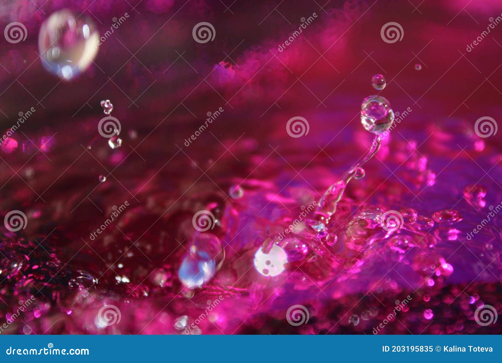 Fondo De Pantalla. Movimiento Congelado De Agua. Gotas De Agua Cayendo Y  Salpicándose. Reflejos Brillantes De La Luz. Imagen de archivo - Imagen de  azul, concepto: 203195835