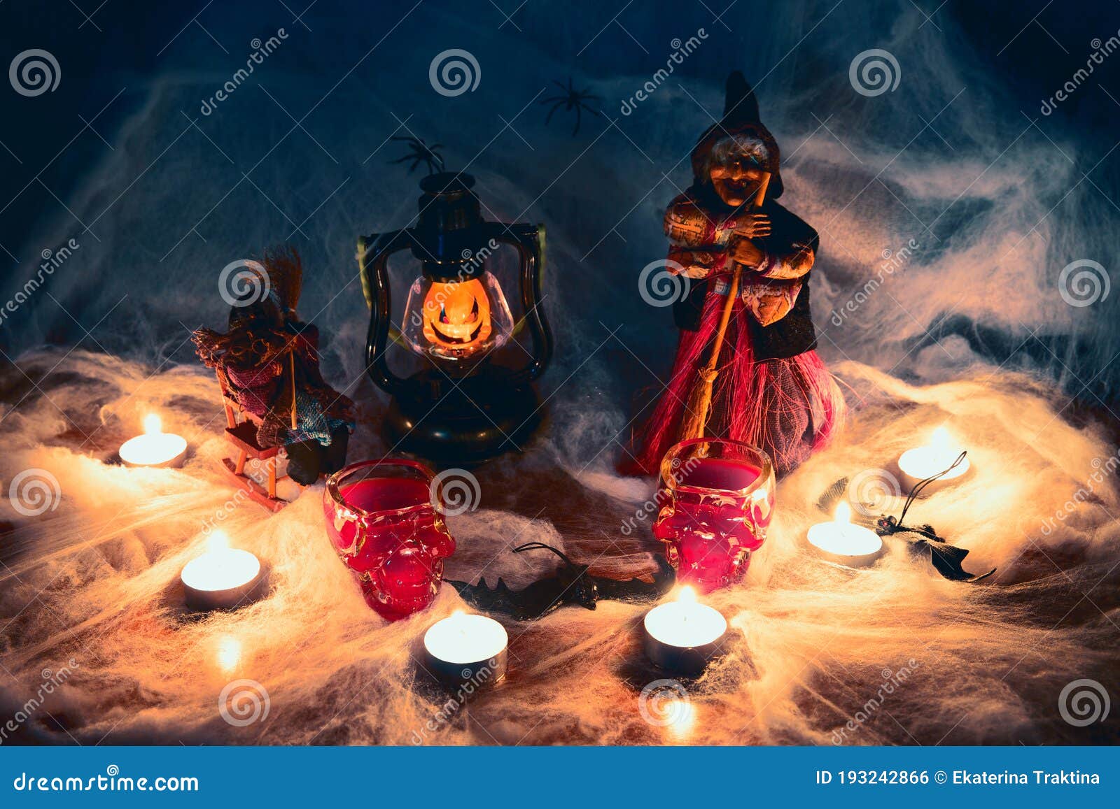 Fondo De Pantalla Para La Fiesta De Halloween. Figuras De Brujas Junto a  Jacks Lampa Linterna Con Calabaza Y Foto de archivo - Imagen de asustadizo,  linterna: 193242866