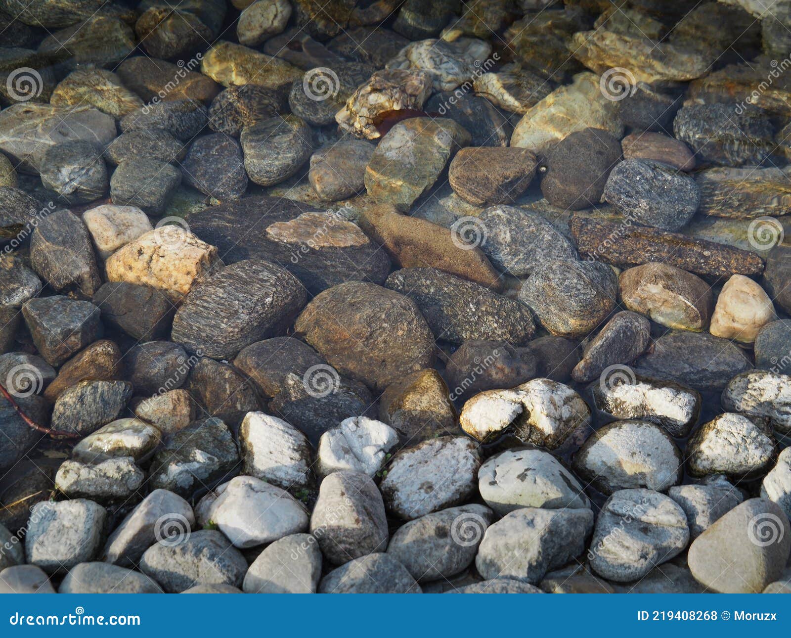 Fondo De Pantalla De Piedra De Agua. Piedras En El Agua De Mar. Foto de archivo - Imagen de piedras, ambiente: 219408268 Fondo De Pantalla De Piedra De Agua. Piedras En El Agua De Mar. Foto de archivo - Imagen de piedras, ambiente: 219408268
