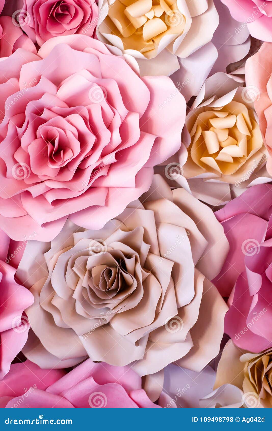 Fondo De Papel De Las Flores Coloridas Rosas Rojas, Rosadas, Púrpuras,  Marrones, Amarillas Y Del Melocotón Del Papel Hecho a Mano Foto de archivo  - Imagen de planta, hoja: 109498798