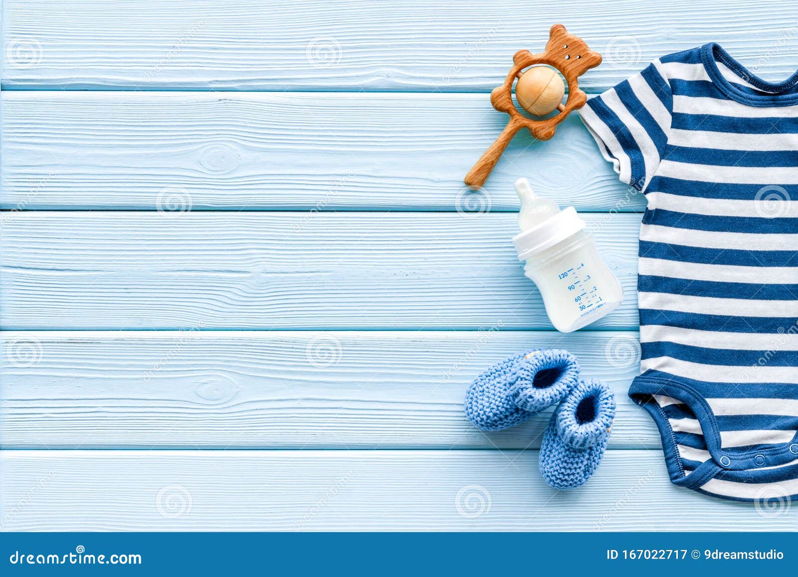 Fondo Del Bebé - Color Azul Ropa Y Accesorios Para Recién Nacidos En Una  Mesa Azul De Madera Con Espacio De Copia Vertical Imagen de archivo -  Imagen de llevado, bebé: 167022717
