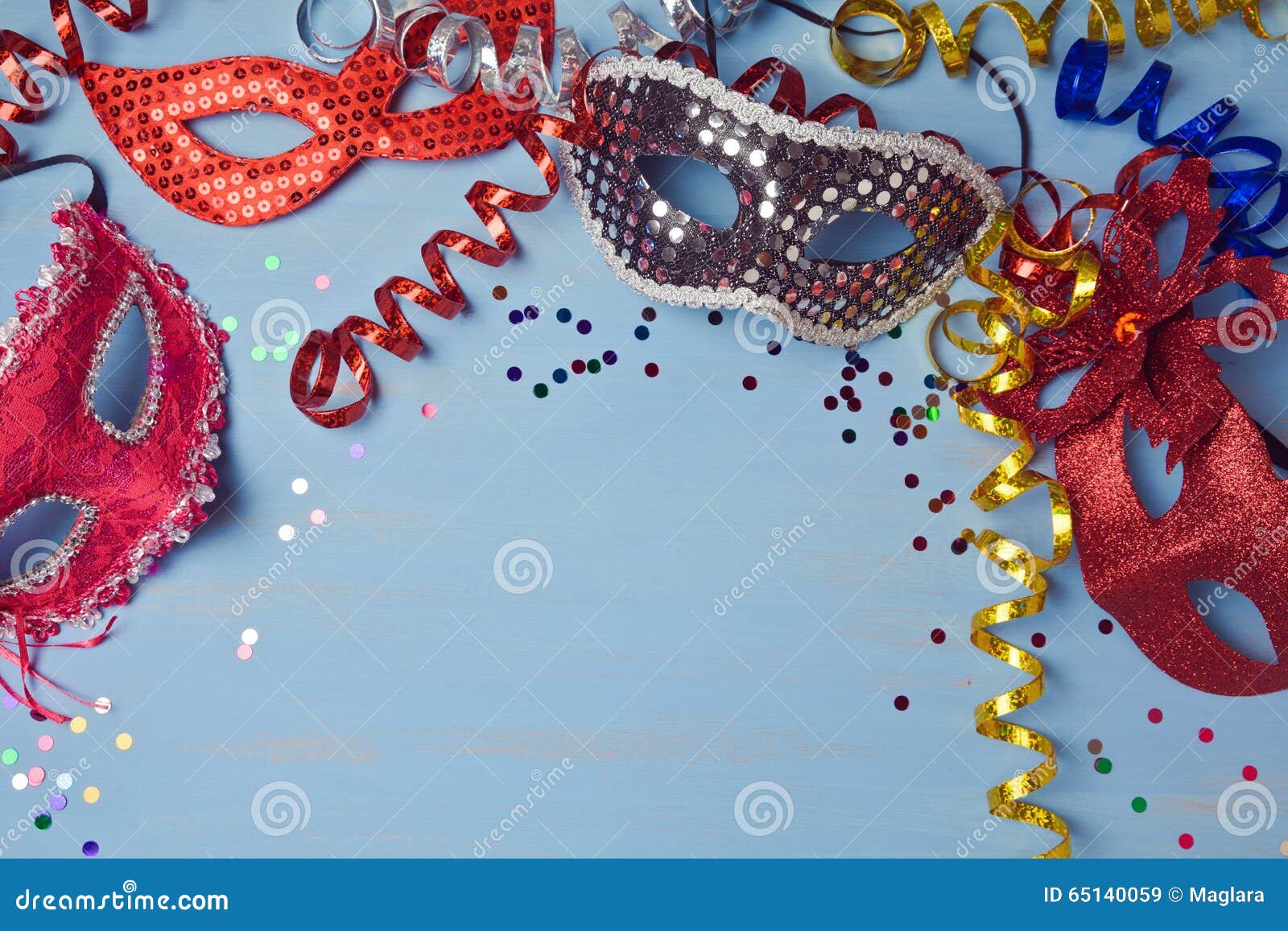 Carnaval de fondo sobre una superficie de madera. Máscaras, enrollado,  serpentinas, confeti y muchos más Fotografía de stock - Alamy