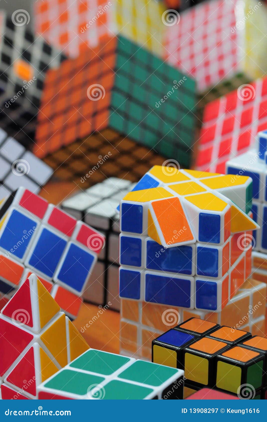 Fondo del cubo de Rubik fotografía editorial. Imagen de anaranjado -  13908297