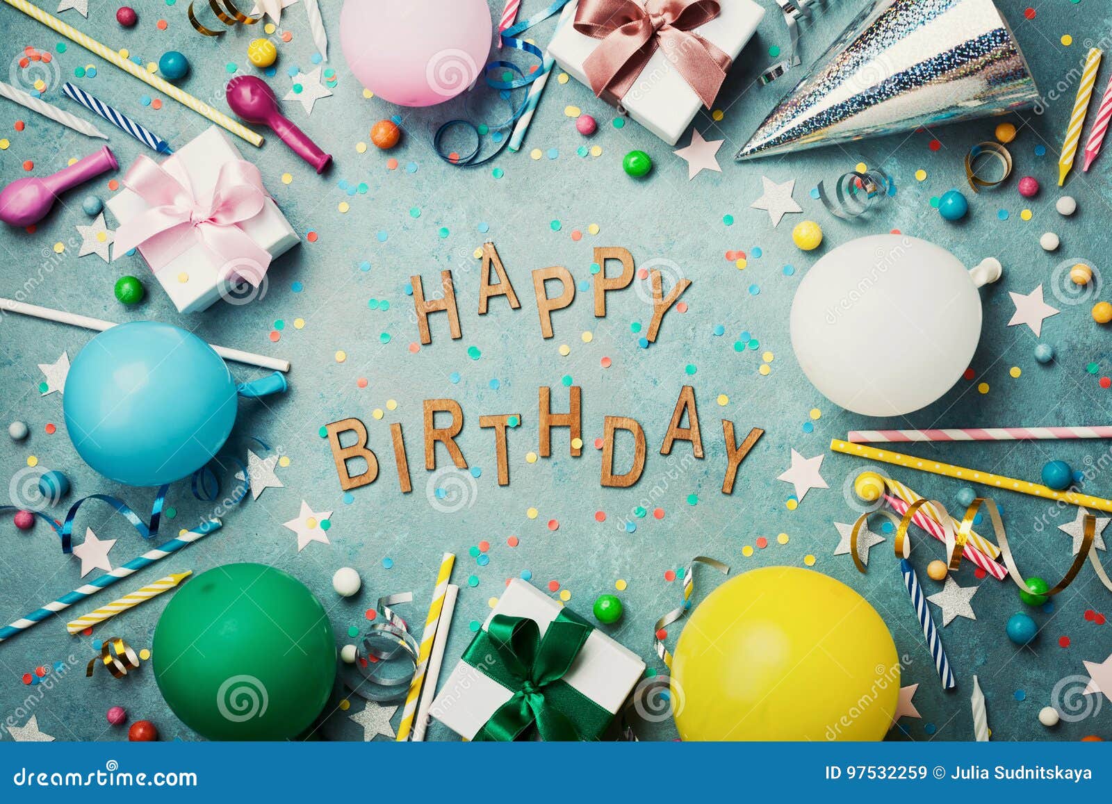 Fondo Del Feliz Cumpleaños O Tarjeta De Felicitación Decoración Festiva  Colorida En La Opinión De Sobremesa Del Vintage De La Tur Imagen de archivo  - Imagen de agilizar, confetti: 97532259