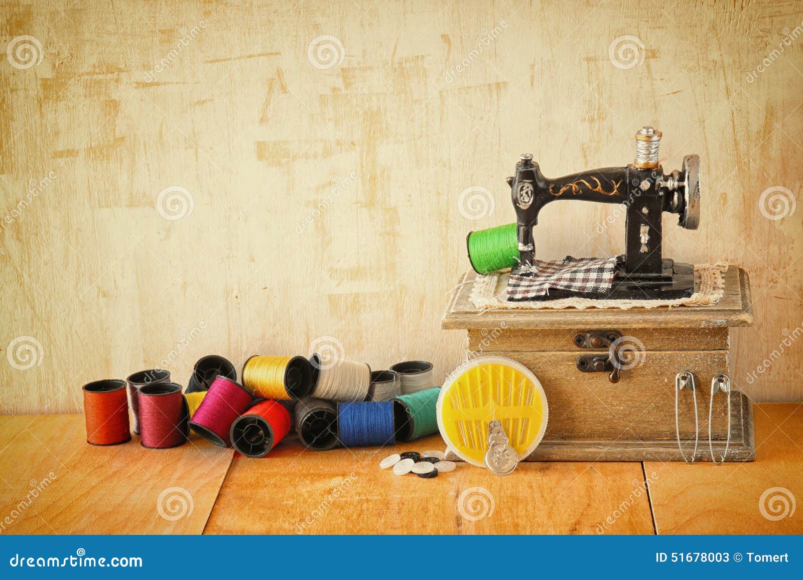 Fondo Del Vintage Con Las Herramientas De Costura Y Equipo De Costura Sobre Fondo Texturizado De Madera Imagen de archivo - Imagen de plata, ocio: 51678003 Fondo Del Vintage Con Las Herramientas De Costura Y Equipo De Costura Sobre Fondo Texturizado De Madera Imagen de archivo - Imagen de plata, ocio: 51678003