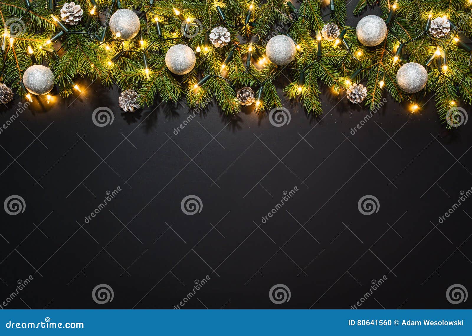 Fondo della decorazione di Natale sopra la lavagna nera. Fondo sopra la lavagna nera, vista superiore della decorazione di Natale Foto orizzontale delle decorazioni prese da sopra con lo spazio della copia per testo ed altri elementi di progettazione della stampa o di web