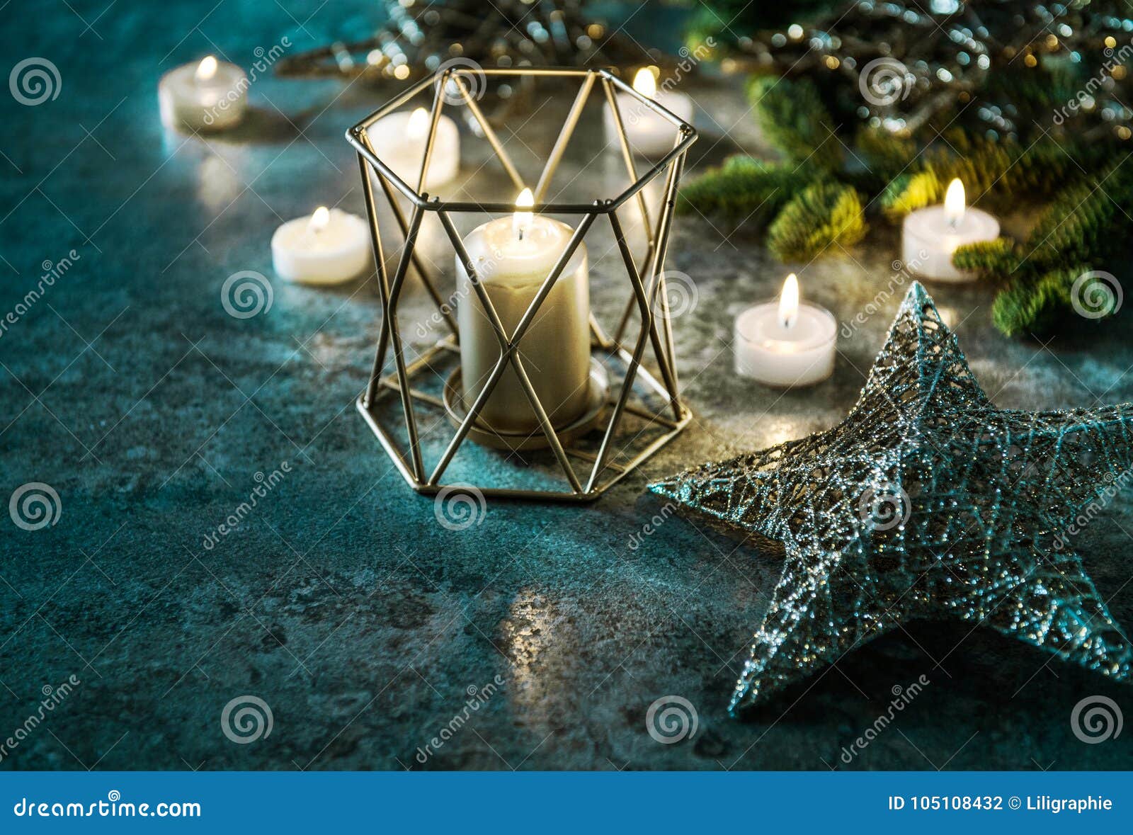 Fondo Di Buio Della Decorazione Delle Luci Di Natale Delle Stelle E Delle  Candele Fotografia Stock - Immagine di luci, inverno: 105108432