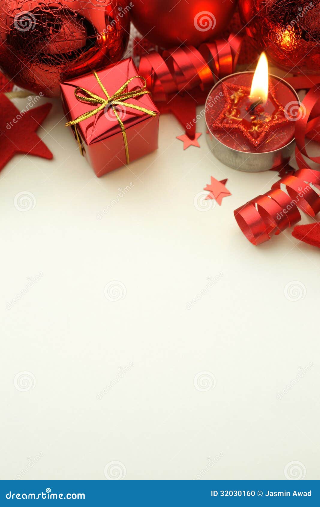 Fondo di Natale. Regali di Natale, bagattelle e candela rossi su fondo leggero con lo spazio della copia.