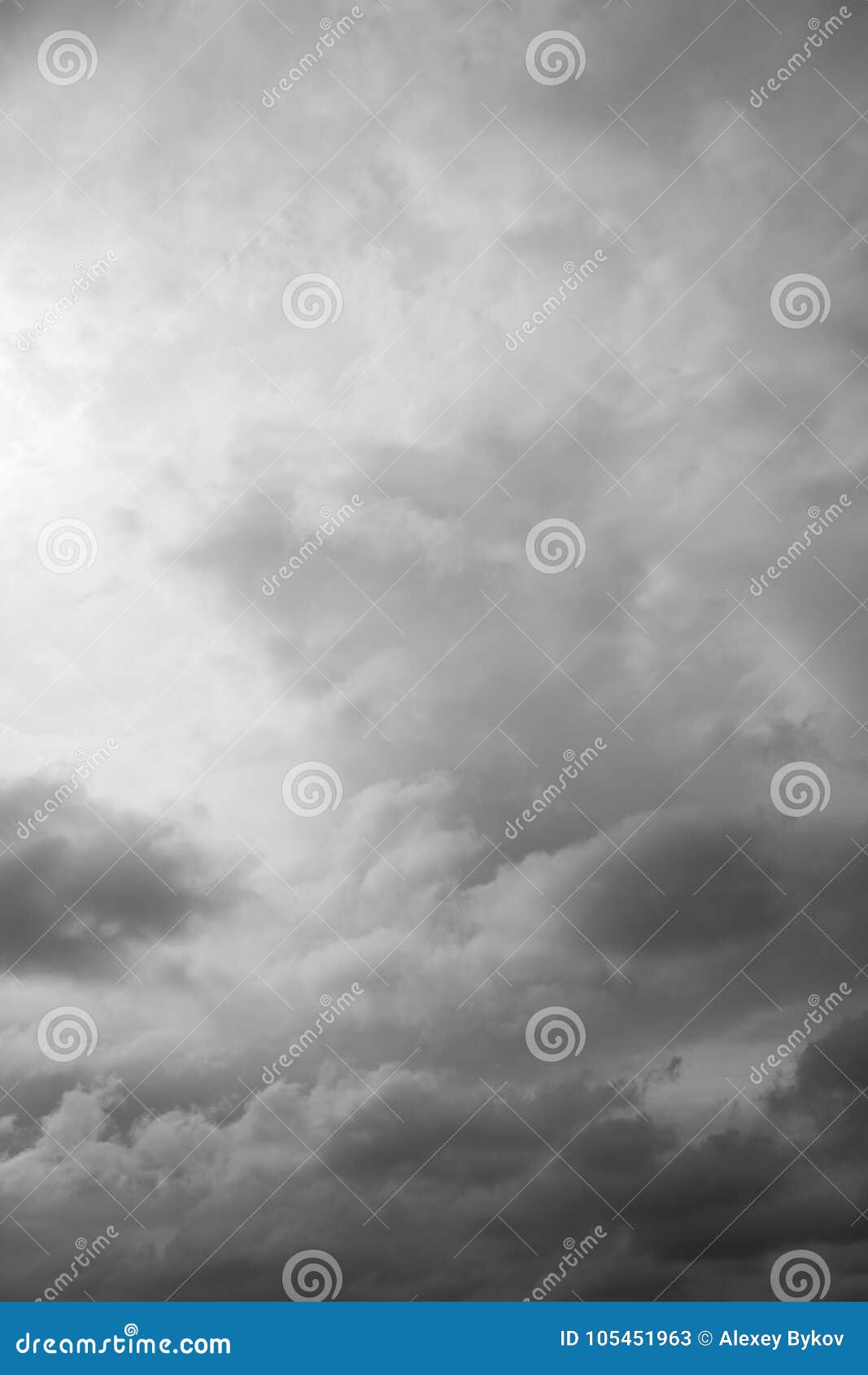 Nubes Sobre Un Campo Nublado Oscuro Con árboles Y Relámpagos En El Cielo  Foto E Imagen Para Descarga Gratuita - Pngtree, image size:1067x1690