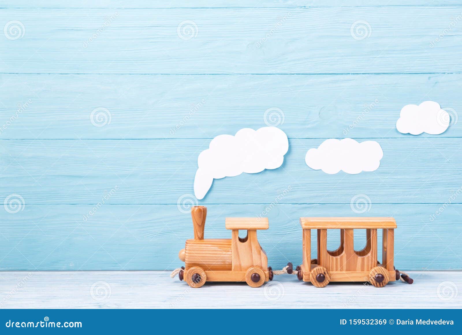 Fondo Infantil, Trenecito De Madera De Juguete Con Vapor Sobre Fondo De Madera Azul Imagen de archivo - Imagen de azul, juguete: 159532369