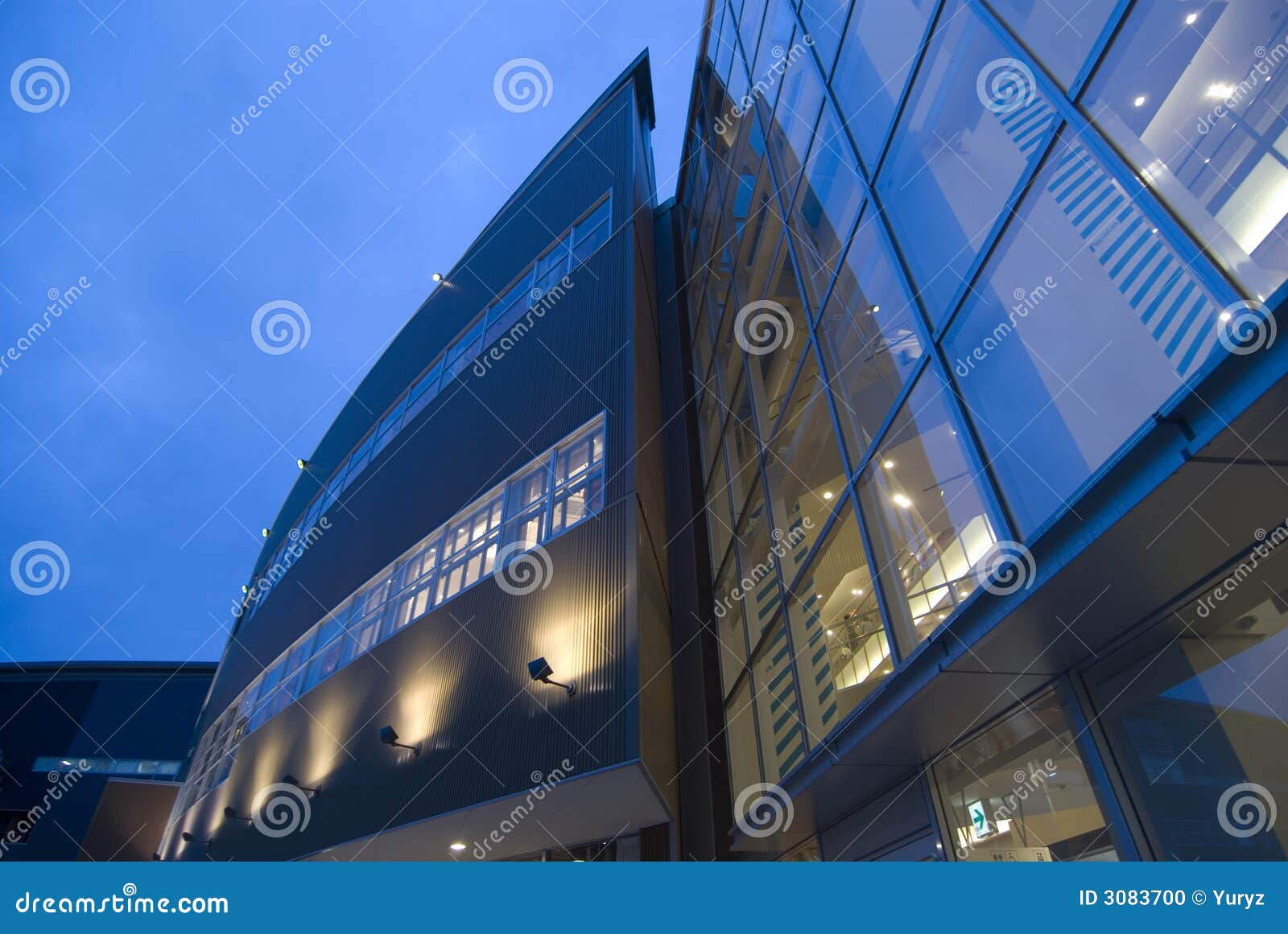 Fondo moderno del edificio. Fondo arquitectónico abstracto exterior moderno con la iluminación de la pared y de la ventana y el cielo azul