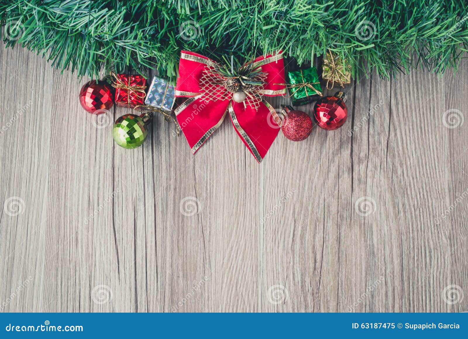 Fondo rosso dei contenitori e delle palle di regalo di natale dell'arco su struttura di legno. Fondo dei contenitori e delle palle di regalo di Natale, struttura di legno