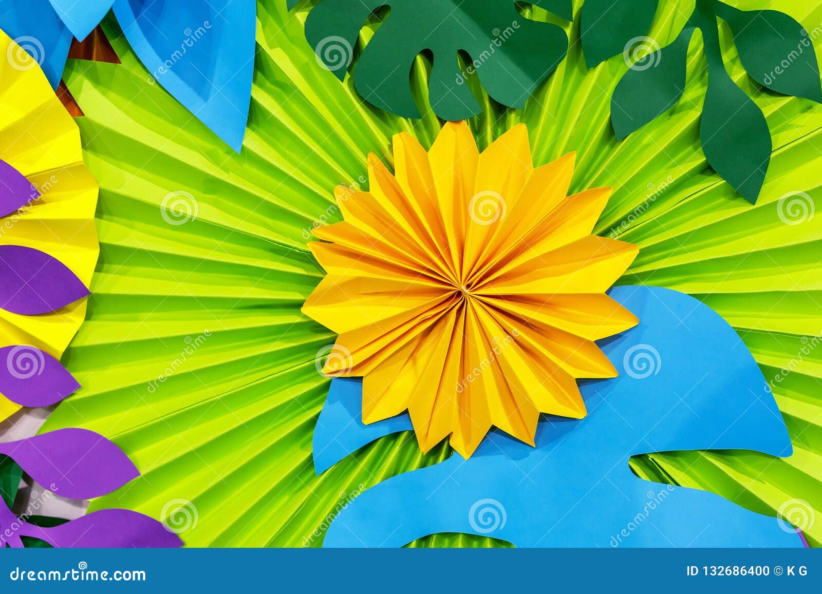 Fondo Tropical Colorido De La Flor De Papel Flores Multicoloras Y Hojas  Hechas Del Papel Foto de archivo - Imagen de extracto, selva: 132686400