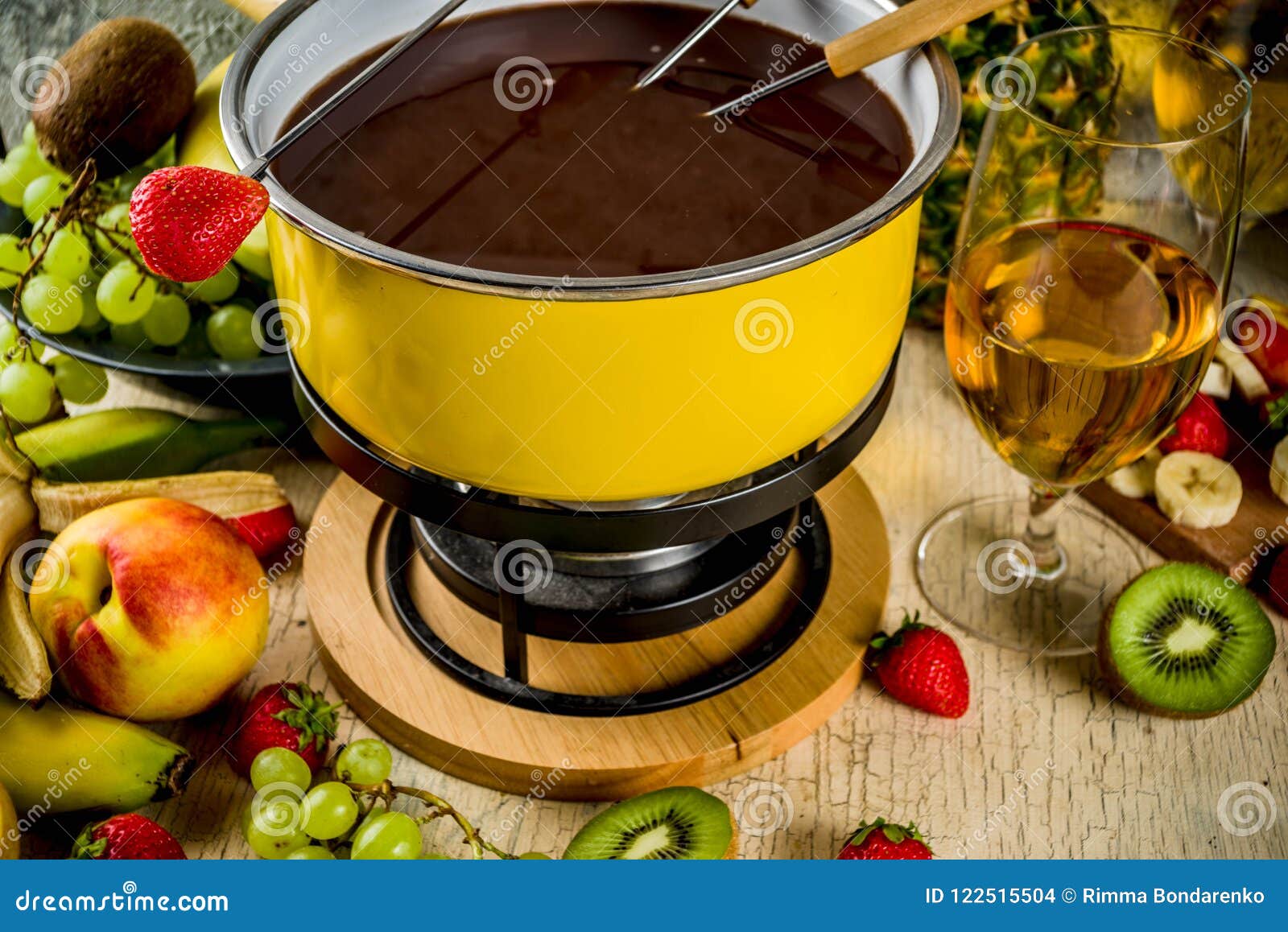 Fondue De Chocolat Avec Le Fruit Et La Baie Photo stock Image du
