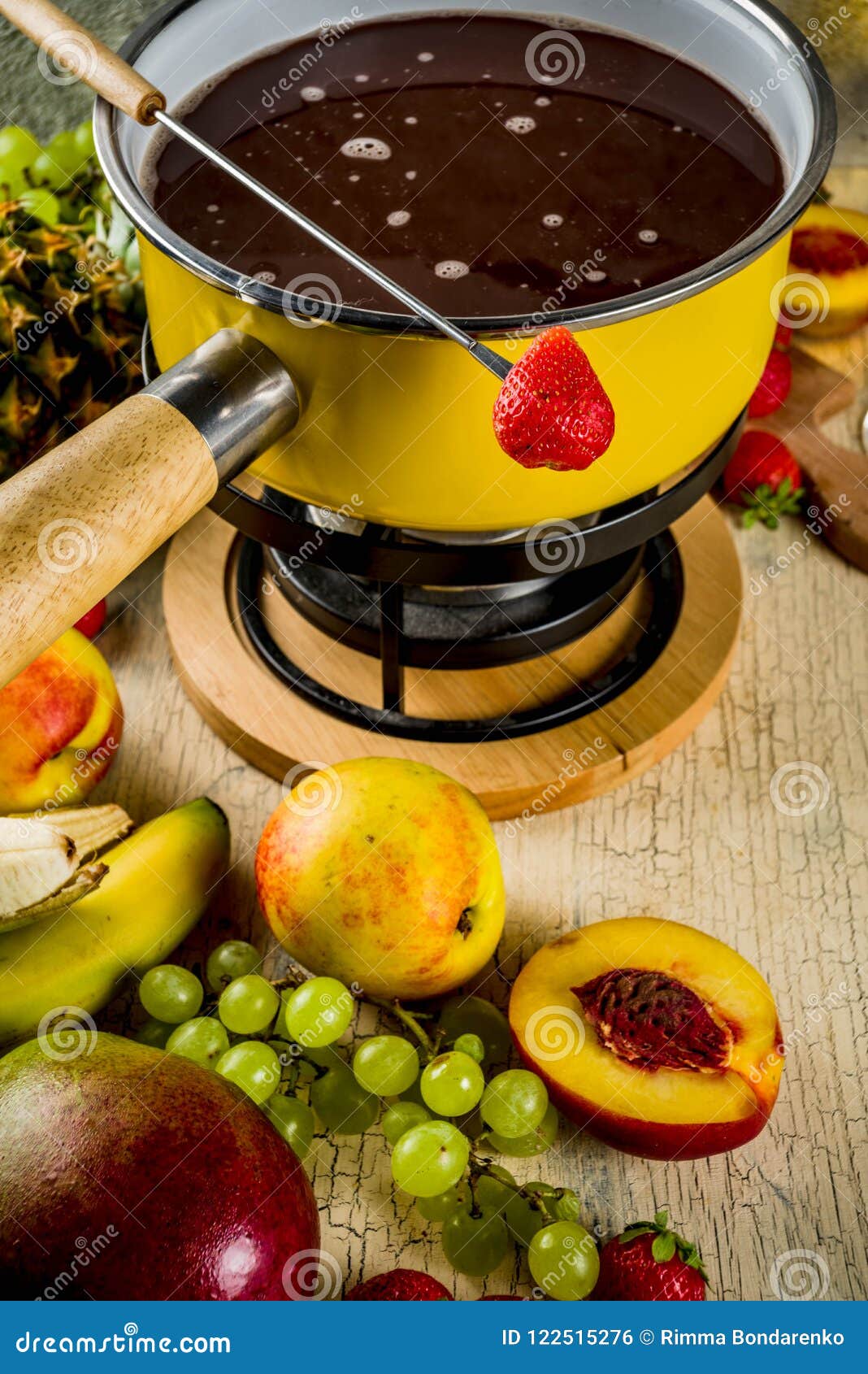Fondue De Chocolate Com Fruto E Baga Foto de Stock Imagem de comer