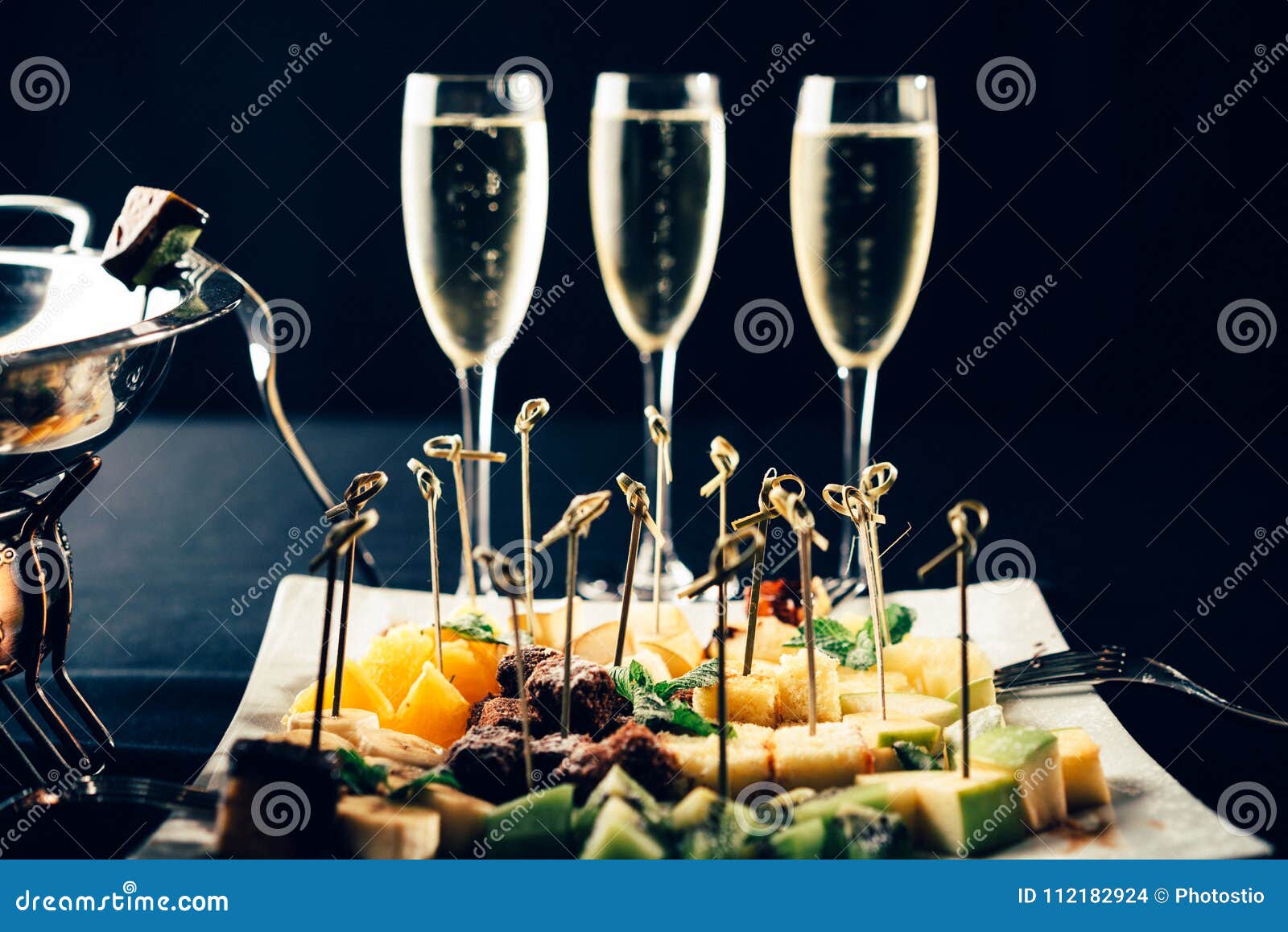 "fondue" De Chocolate Con Las Frutas Foto de archivo Imagen de