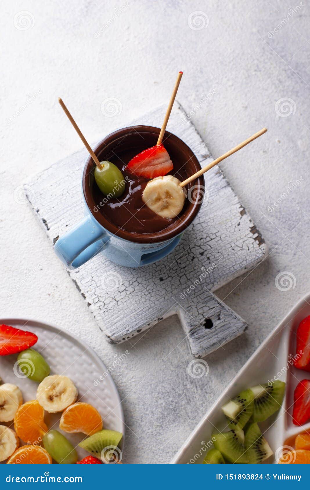 "fondue" De Chocolate Dulce Con Las Frutas Foto de archivo Imagen de