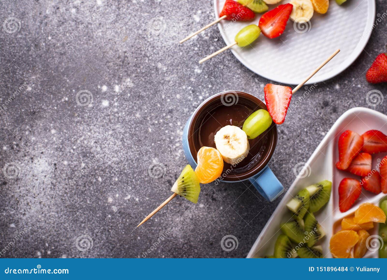 "fondue" De Chocolate Dulce Con Las Frutas Foto de archivo Imagen de