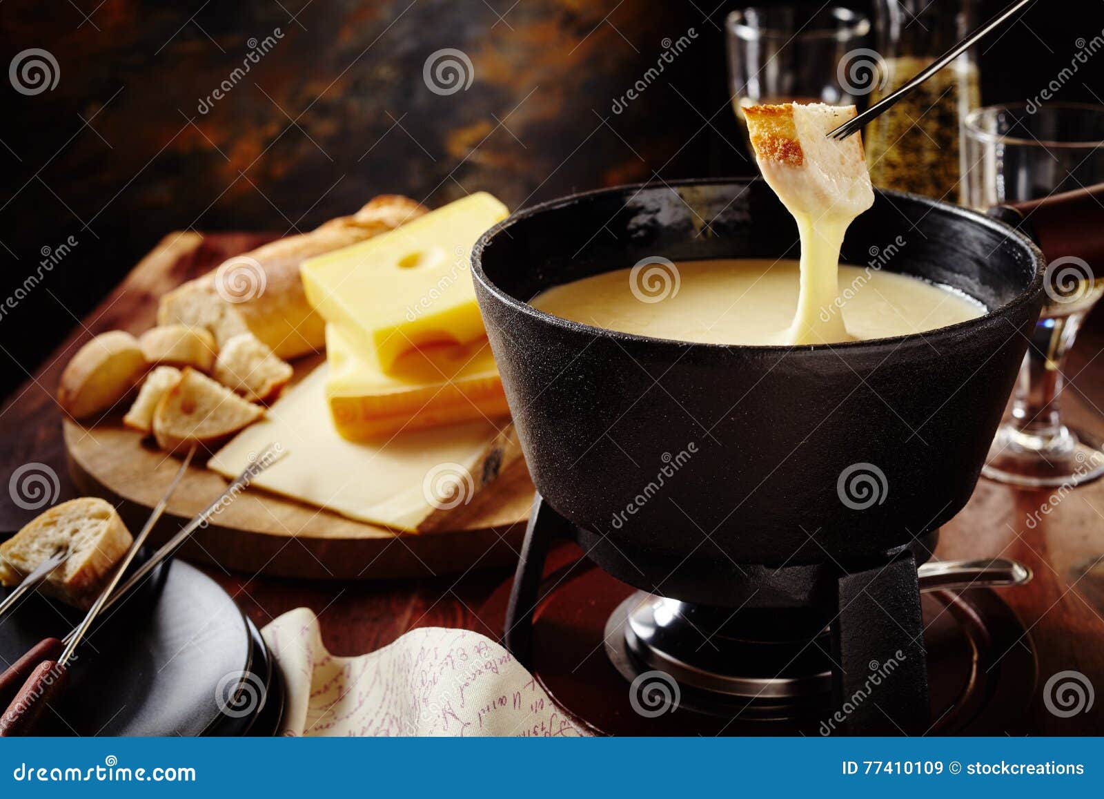 Fondue De Fromage Suisse Traditionnelle Savoureuse Image stock Image du chaud, carte 77410109
