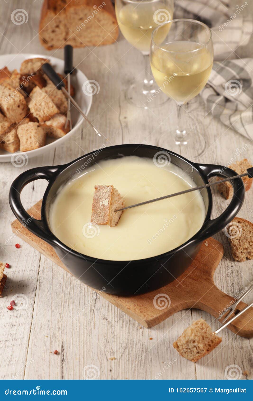 Fondue De Queso Con Baguette Imagen de archivo Imagen de queso