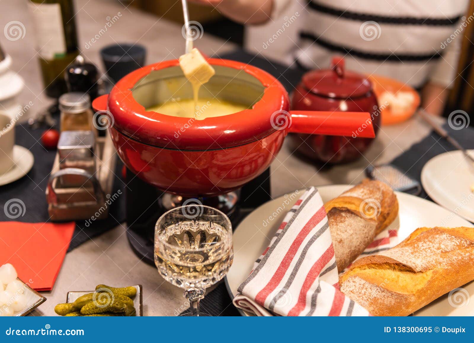 "fondue" de queso suizo imagen de archivo. Imagen de delicioso 138300695