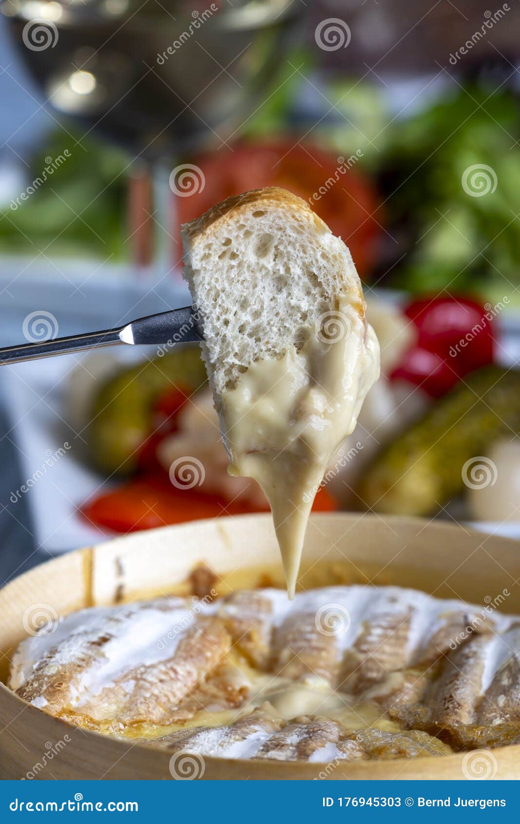 Fondue de queso suizo imagen de archivo. Imagen de tarde 176945303