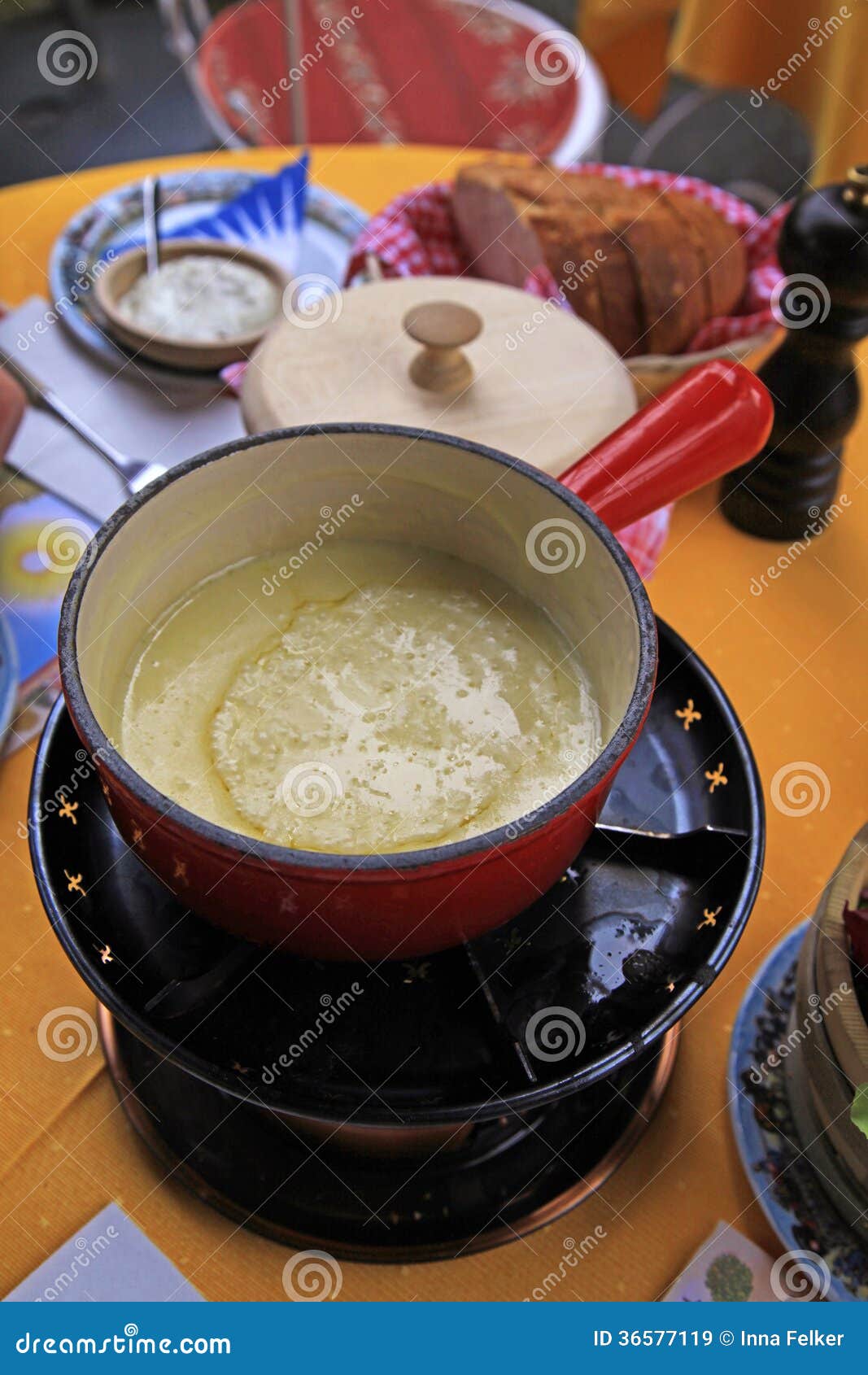"fondue" De Queso Suizo Típica Imagen de archivo Imagen de europeo