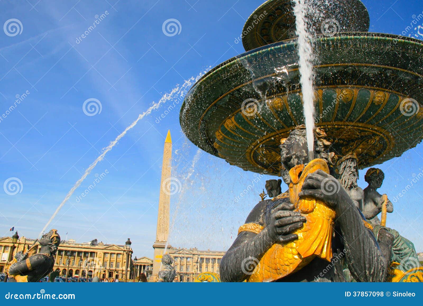 fontaine des mers at place de la concorde in paris