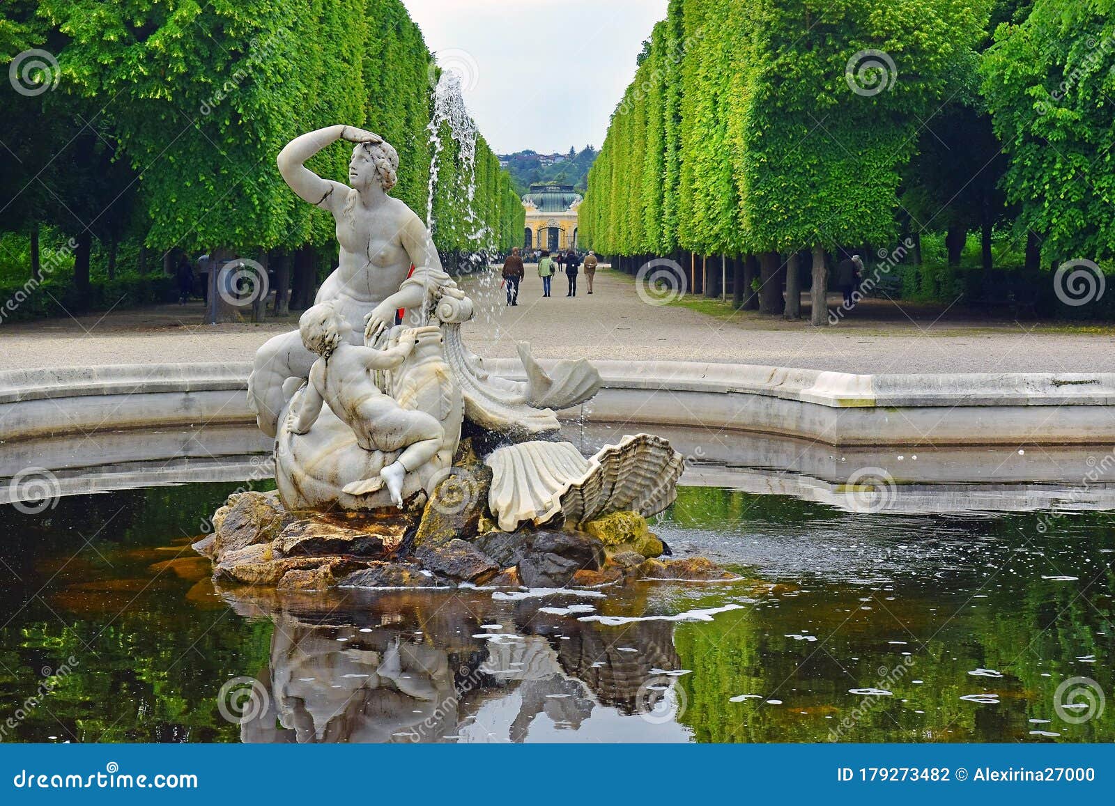 Fontaine Dans Le Jardin De Schonbrunn Palace Vienna Photographie - Image du pouvez, 179273482