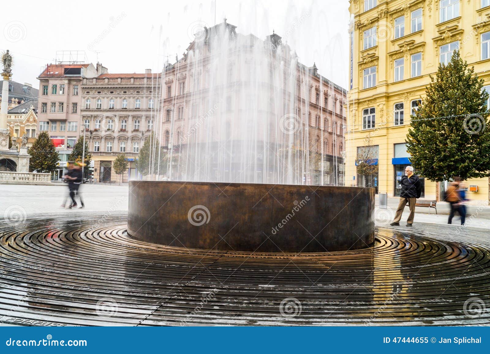 Fontaine à Brno - place principale. Photo de place principale de ville de Brno (stÃ Svobody de› de mÄ de ¡ de NÃ) prise : 19/10/2014