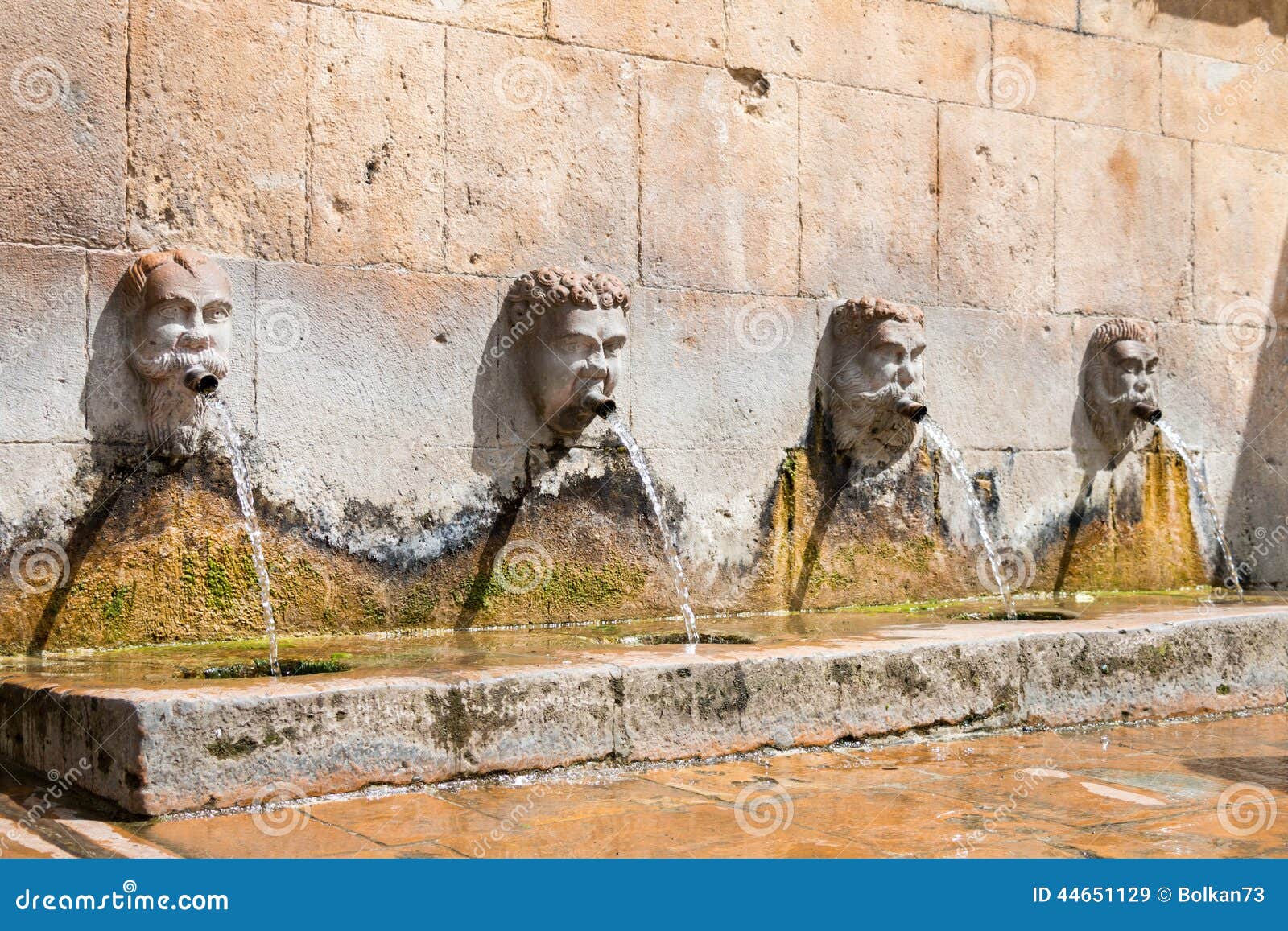 Fontana antica immagine stock. Immagine di architettura 44651129