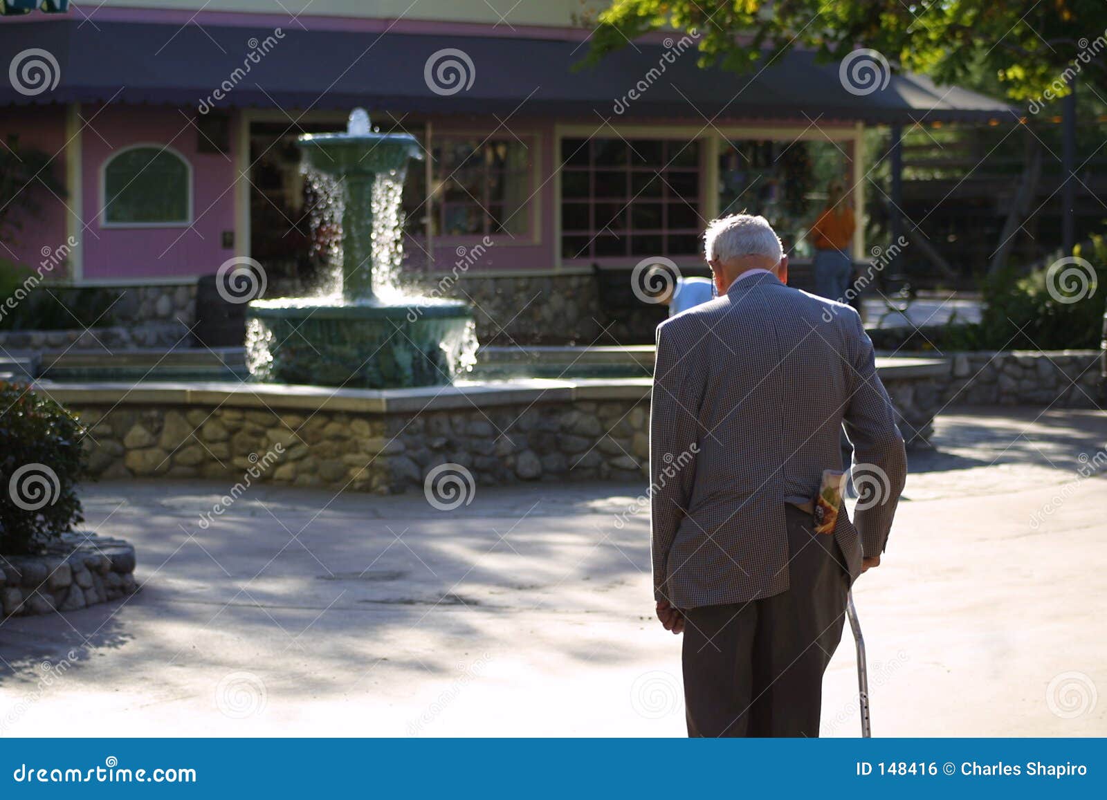 Fontana della gioventù. Fontana di acqua con il giovane gioco del ragazzo e l'uomo anziano che camminano in su ad esso