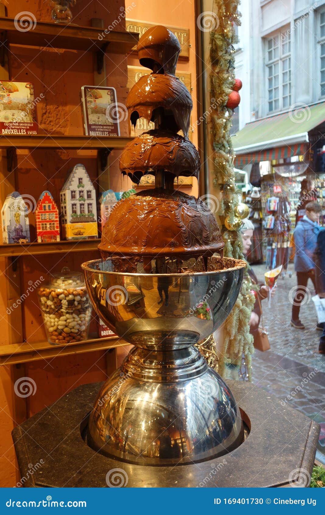 Fontana di cioccolato immagine editoriale. Immagine di cremoso - 169401730