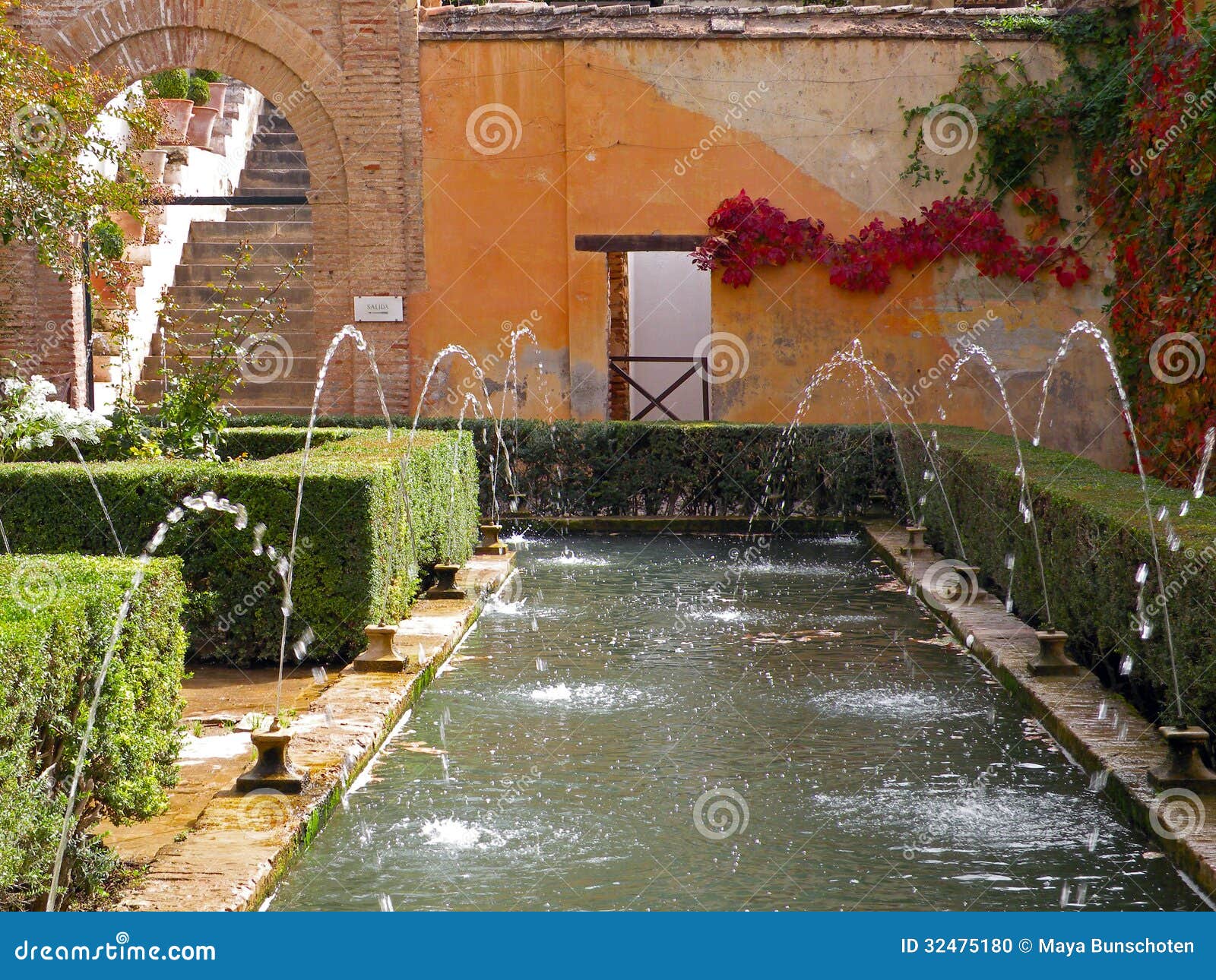 Fontane nel giardino di alhambra immagine stock immagine: 15432931