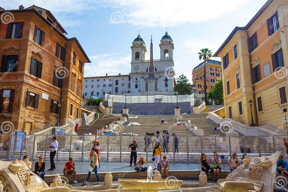 fontanna-ko-cielna-piazza-di-spagna-i-schody-hiszpa-skie-rzymskie