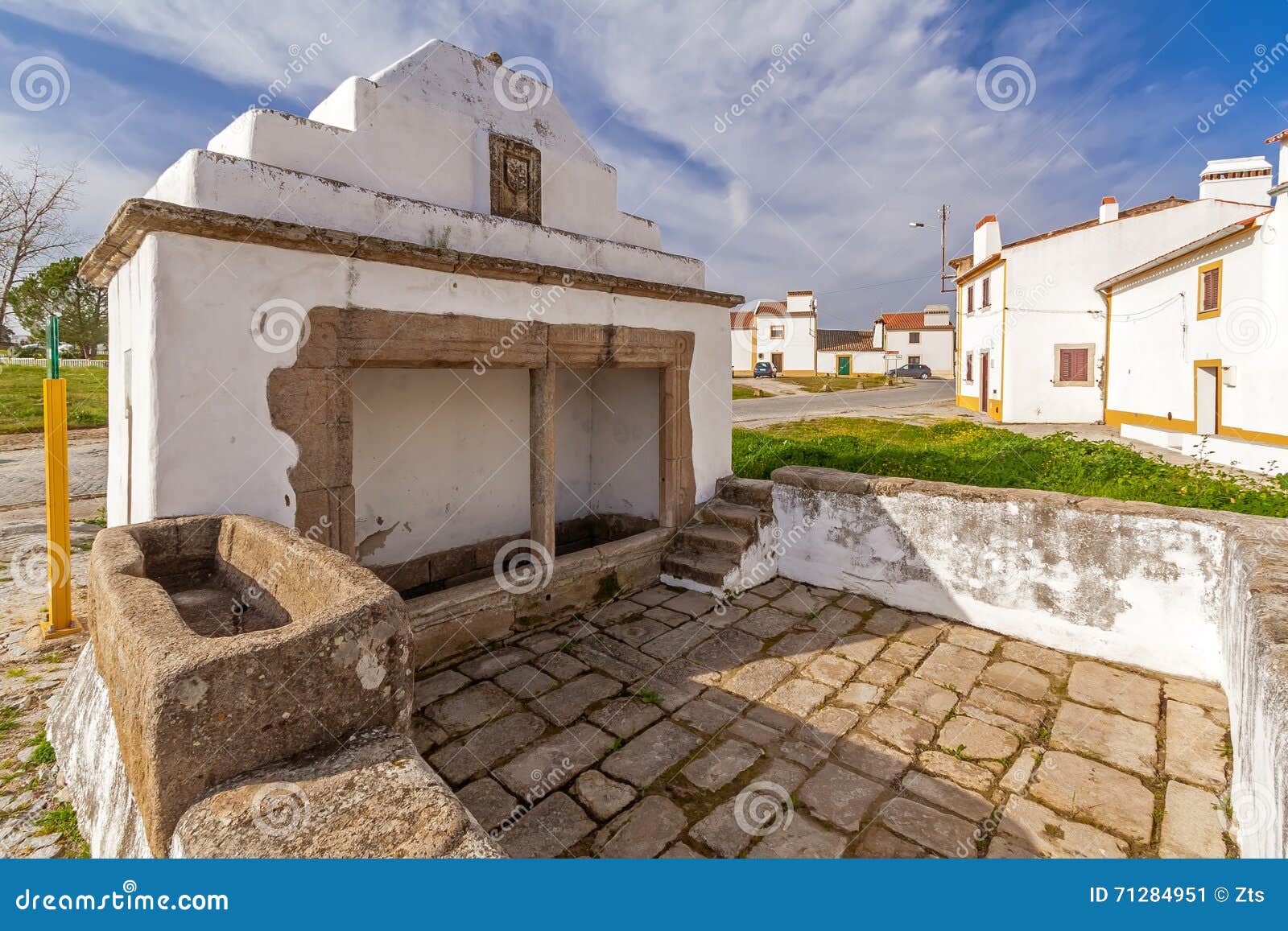 the fonte branca (white fountain), a 15th century fountain in flor da rosa near the monastery