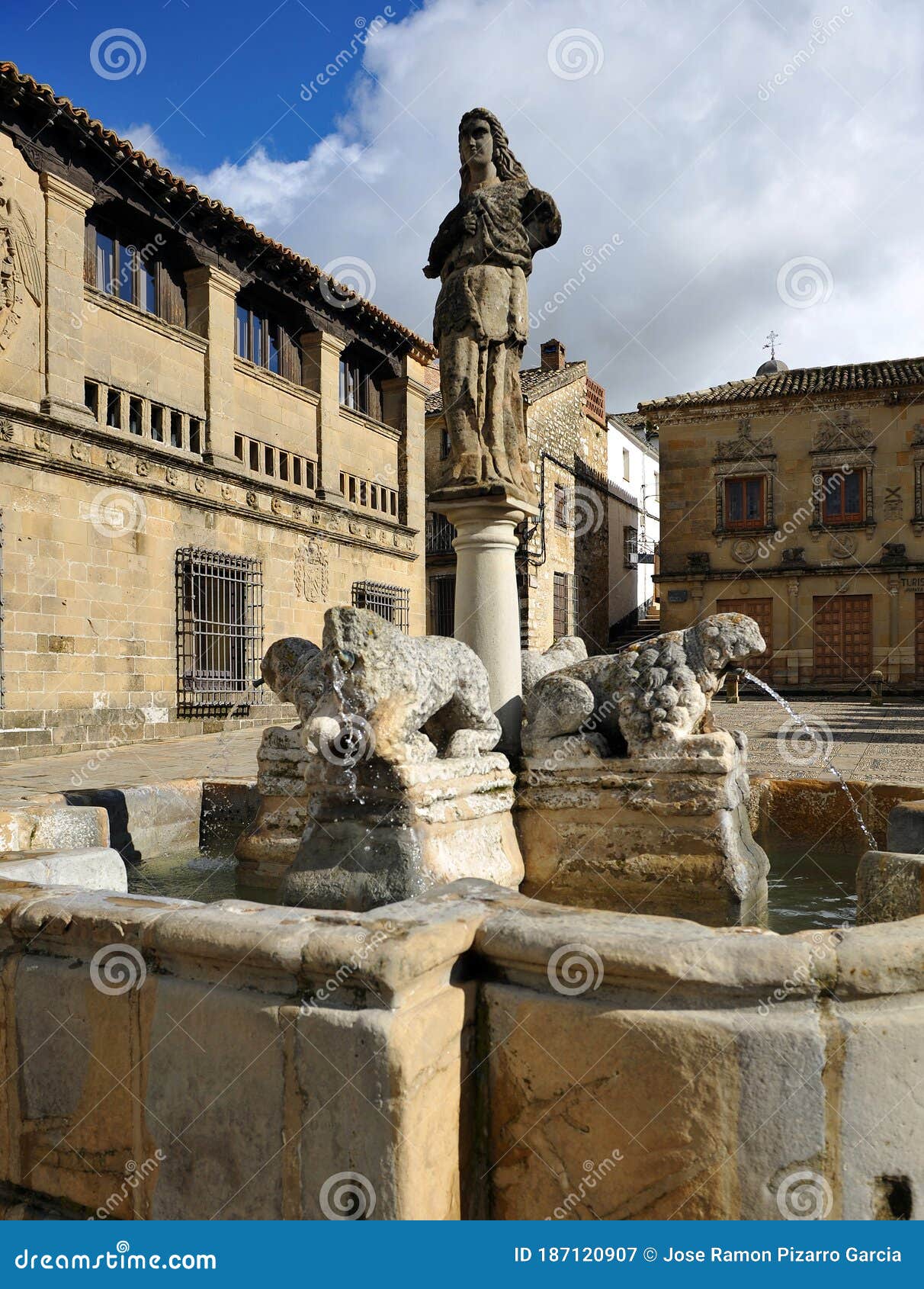 Fonte De Leões Fuente De Los Leones Na Praça Populo Plaza Del Populo Em  Baeza Espanha Fotografia Editorial - Imagem de curso, quadrado: 187120907