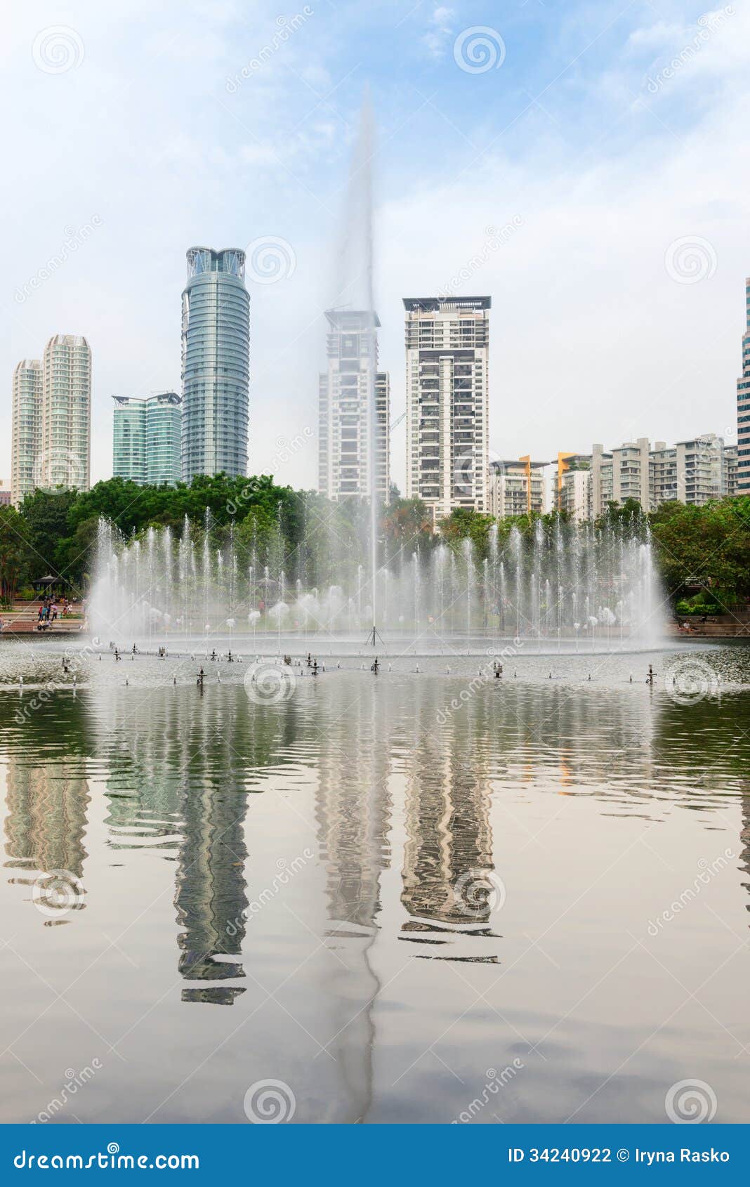 Fonte na cidade moderna. Fonte na skyline moderna da cidade com o arranha-céus no fundo