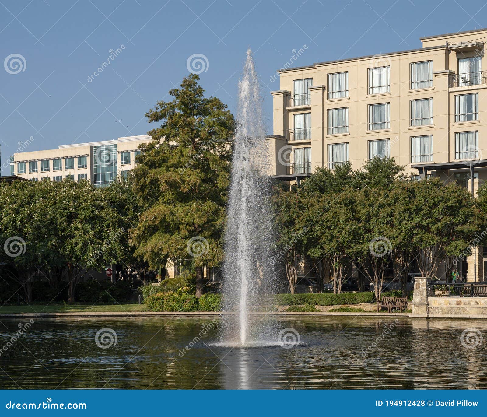 Fonte No Antigo Parque De Bispo No Plano Oeste Texas. Foto de