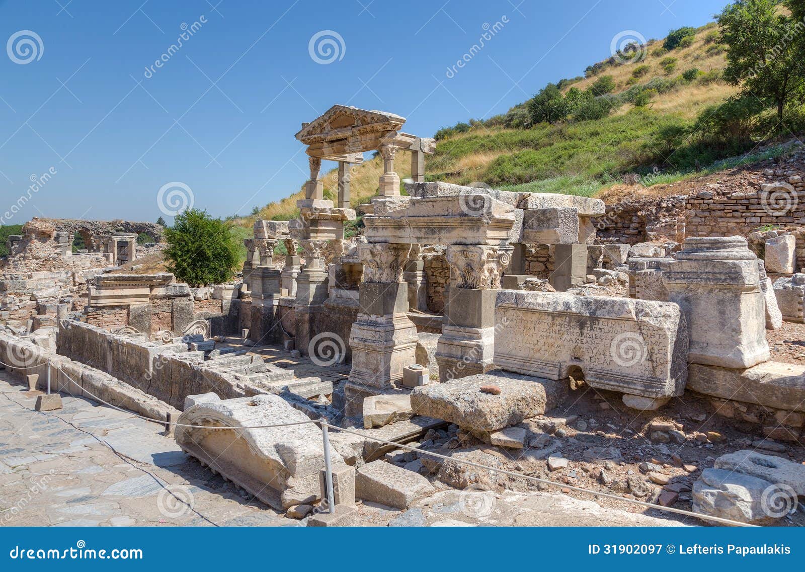Fontein van Trajan, oude Ephesus, Turkije. Ingebouwde rond 104 C.E, het zijn één van de fijnste monumenten in Ephesus. Het werd geconstrueerd voor de eer van Keizer Trajan, en het standbeeld van Trajan op het centrale gebied op de voorgevel wordt bevonden overziend de pool die.