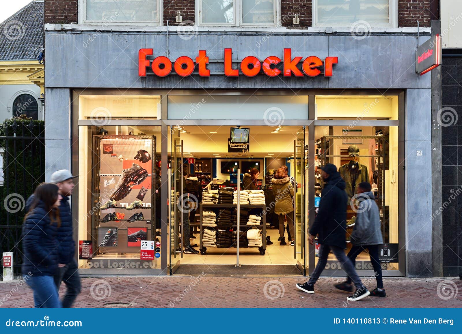 Moet maat Afgeschaft Foot Locker -opslagetalage redactionele stock foto. Image of amerikaans -  140110813