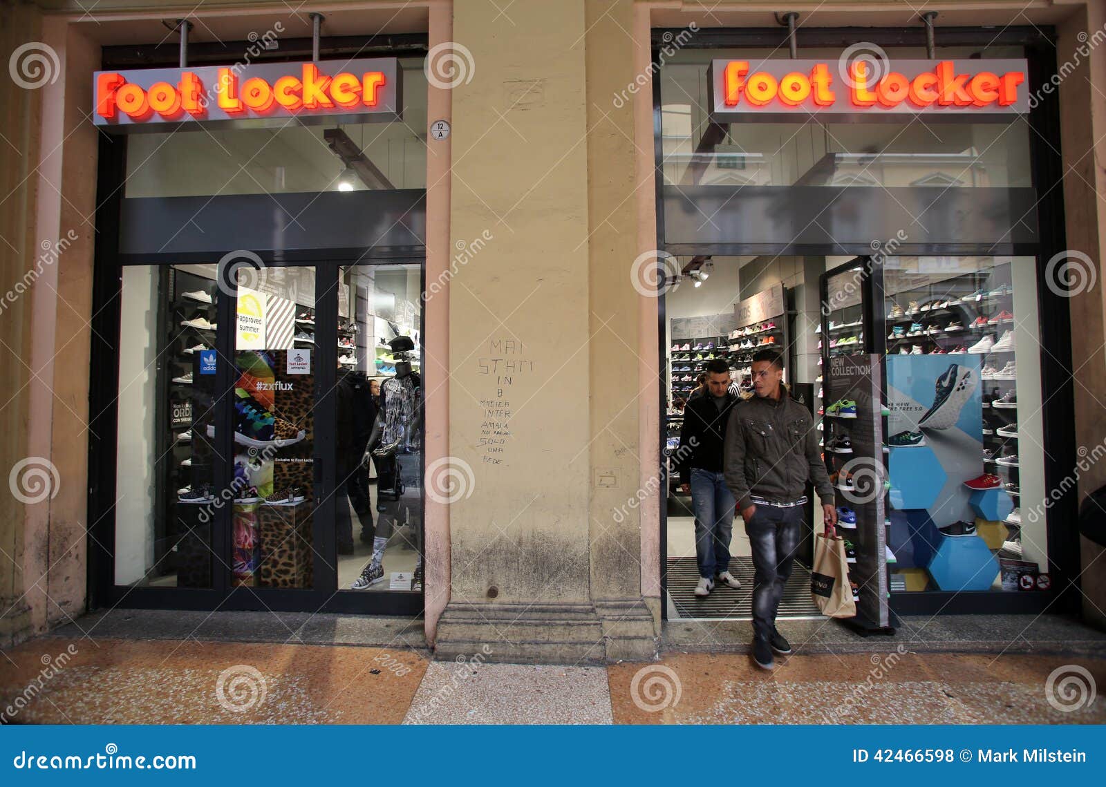 FOOT LOCKER SHOE STORE editorial stock photo. Image of italy - 42466598