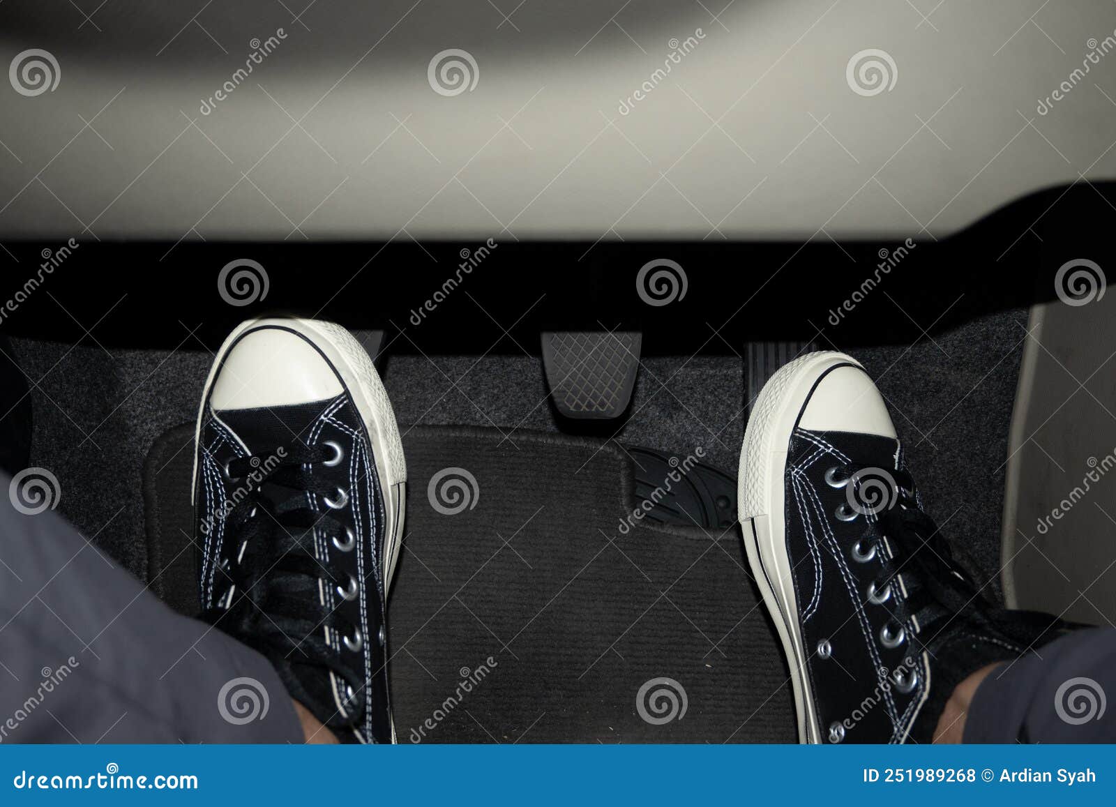3+ Thousand Clutch Foot Royalty-Free Images, Stock Photos