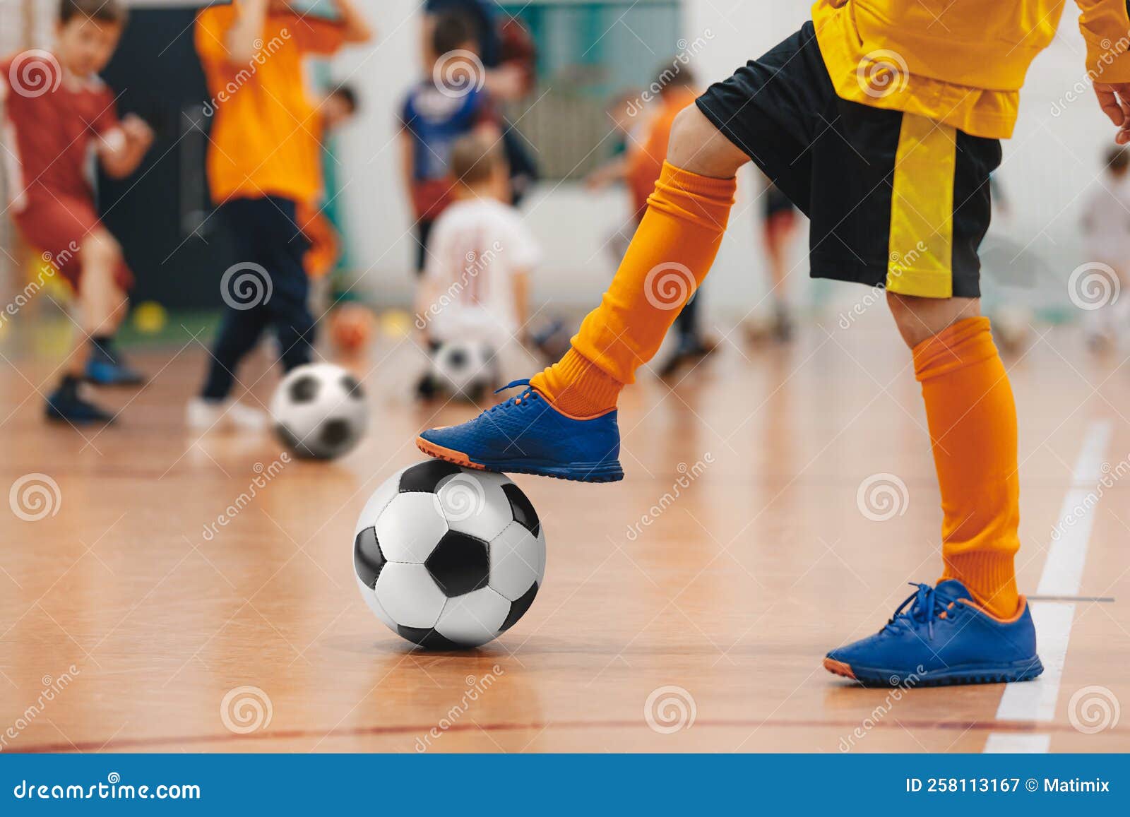 Football Futsal Formation Pour Enfants. Entraînement De Football